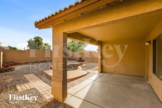 Building Photo - 10894 W Alvarado Rd