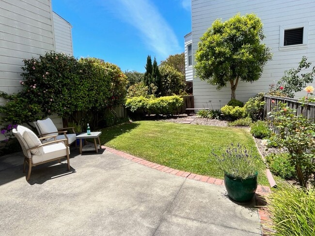 Building Photo - New On Market! Gorgeous Marina Home