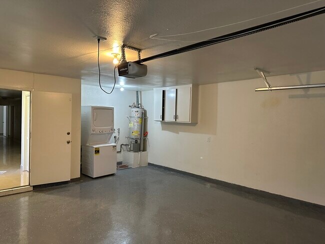 Building Photo - Modesto 3 Bedroom 2 Bath Home
