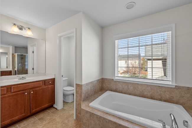 Building Photo - Embrace Elegant Living in Gainesville!