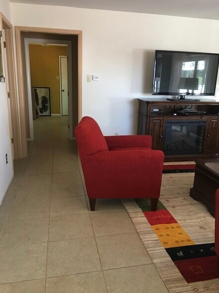 Living room looking to bedrooms - 2308 Cedros Cir