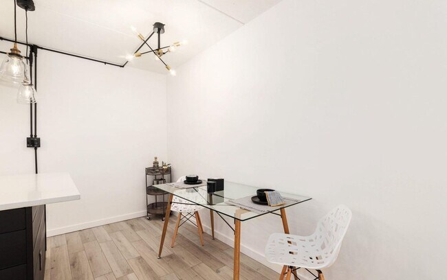 Building Photo - Option with 1 Month Free rent! 1 Bedroom with UTILITIES included!