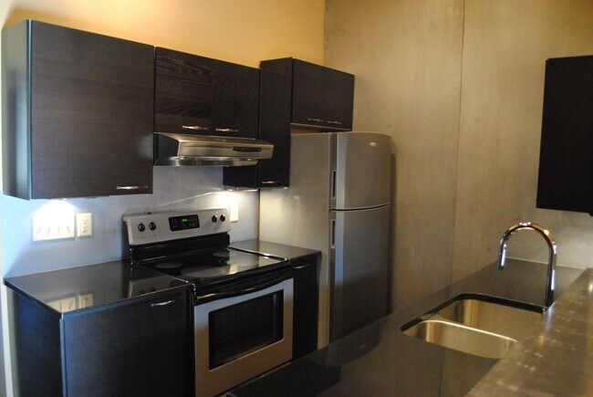 Building Photo - Beautiful 1BR Contemporary Downtown Loft