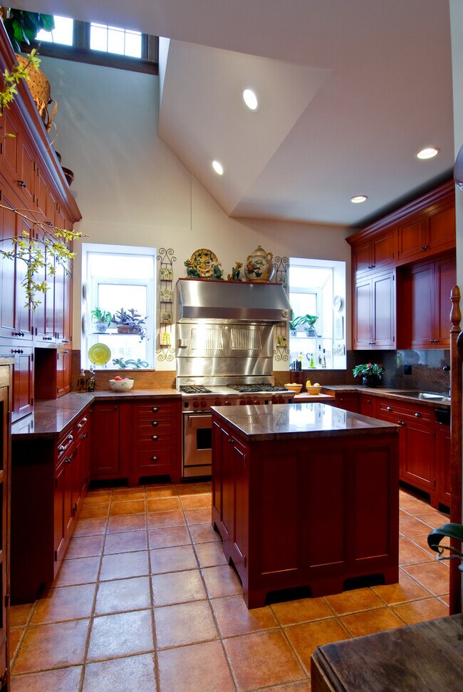 Building Photo - 622 W Briar Pl
