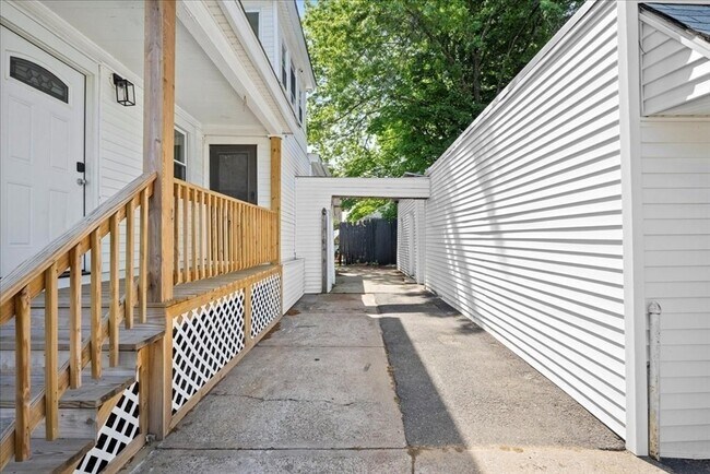 Building Photo - 480 White St