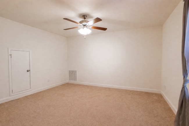 Building Photo - Fantastic Location & Price