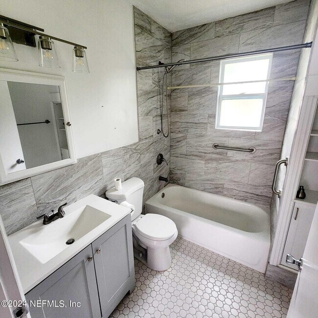 Building Photo - 1735 Brackland St