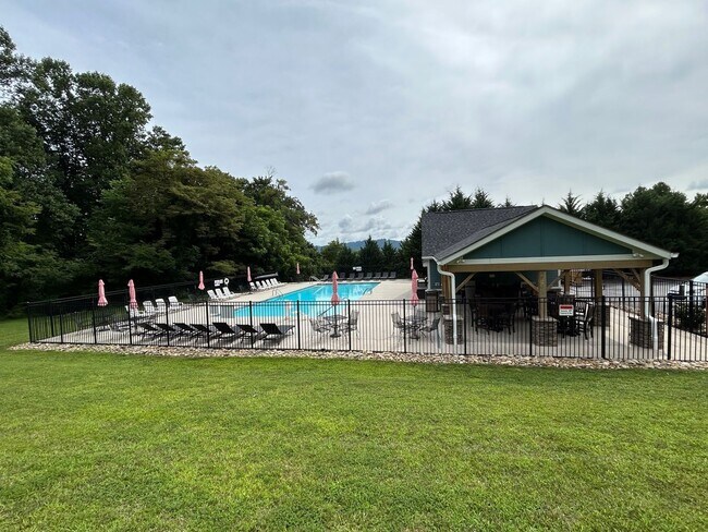 Building Photo - South AVL - Well Kept, Large Home with Garage