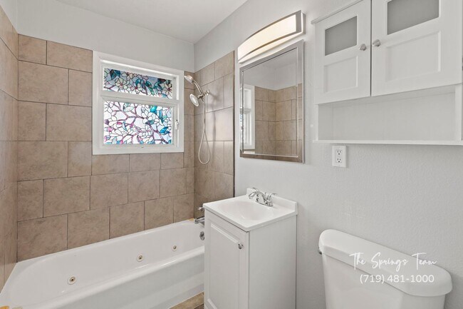 Building Photo - CHARMING WESTSIDE 2BD HOME with A/C - Security Deposit Waiver Available - NO RENT TILL JANUARYT