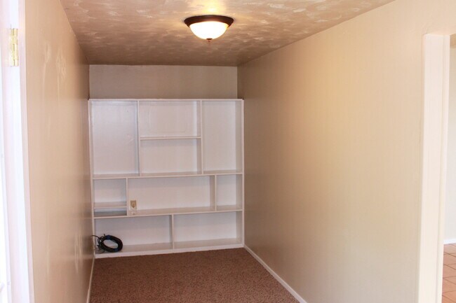 Building Photo - Updated 3/2/1 Great location for TTU/LCU/Medical District - Available AUGUST