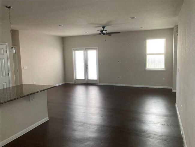 Building Photo - 480 Triumph Rd