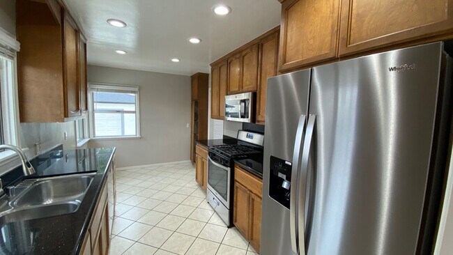 Building Photo - Large 3 bed 2 bath on 62nd!