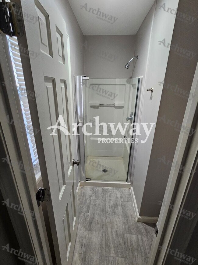 Building Photo - 1600 W Elm Terrace