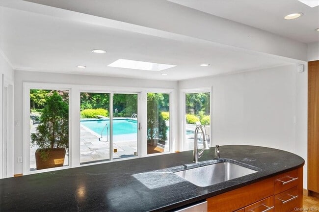 Building Photo - 112 Old Mountain Rd