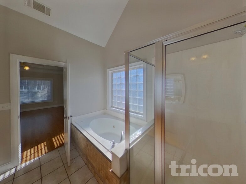 Building Photo - 1024 Eagles Brooke Dr