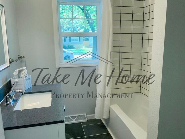 Building Photo - Charming Home in Great Location!