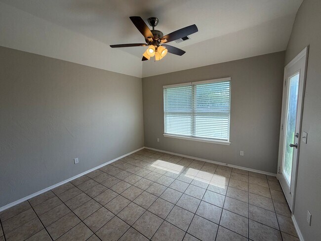 Building Photo - 411 S Pointe Ln