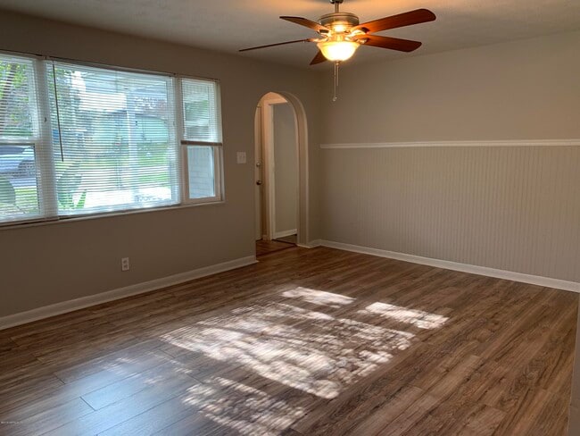 Building Photo - 421 Parkwood Dr