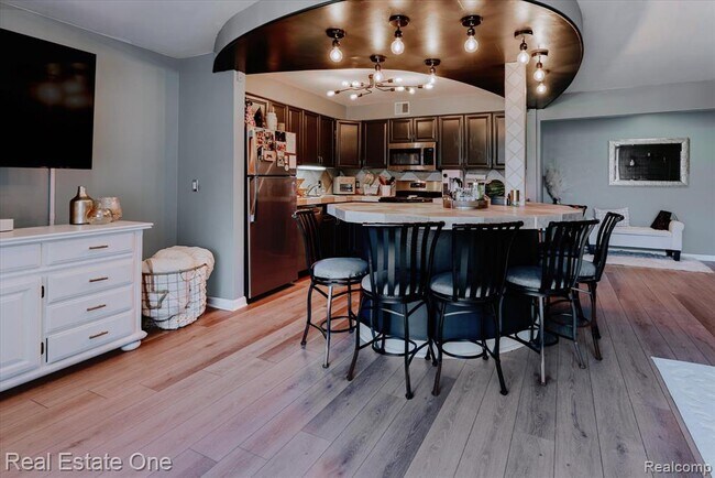 Building Photo - 430 Fox Hills Dr S