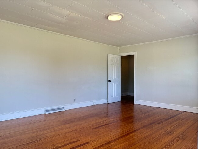 Building Photo - 2 Bedroom, 1 Bathroom House in High Point!