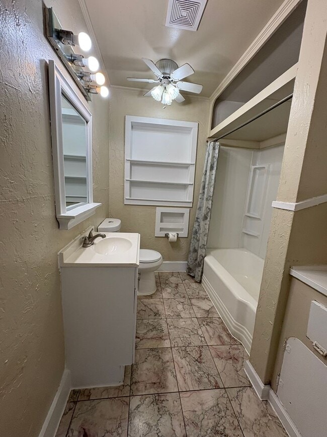 Building Photo - Amazing 4 bedroom/ 2bath house on beautiful lot!