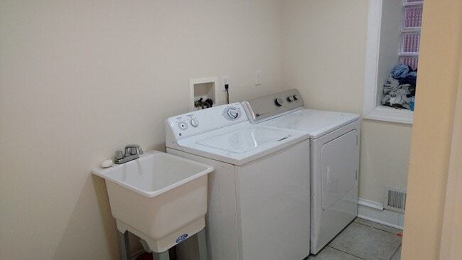 Building Photo - 4 Bedroom House in the Southside Flats!  Central Air. Washer and Dryer on Main Floor. Private Patio.