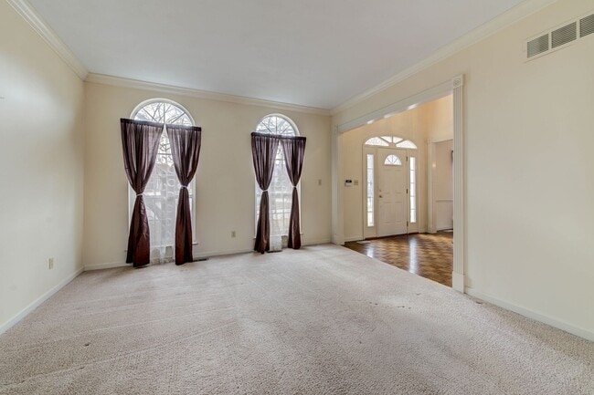 Building Photo - Spacious Parkway South Home with Walk-Out Basement & Large Backyard