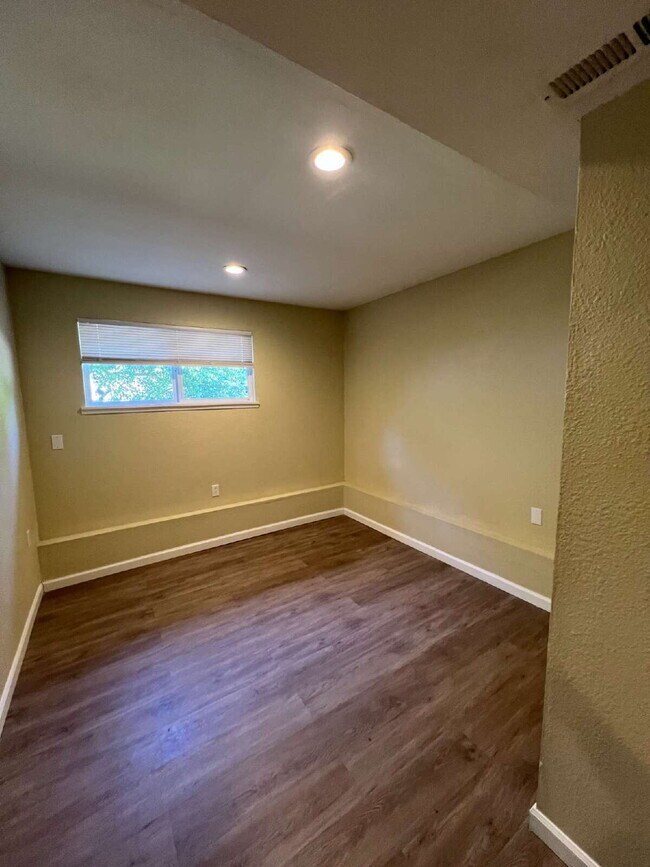 Building Photo - 5 Bedroom Home in Cul-de-sac AVAILABLE NOW!
