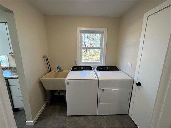 Building Photo - 205 NE 5th St