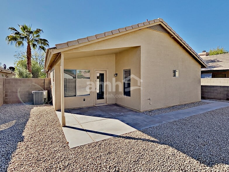 Building Photo - 2202 E Arabian Dr