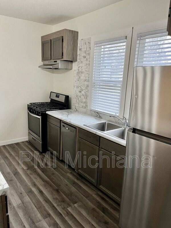 Building Photo - 924 Sherman Ave