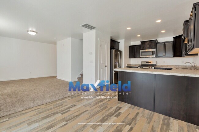 Building Photo - Beautiful Townhouse in Draper - 3 BD 2.5 BA 2 GA - 2250 Square Feet