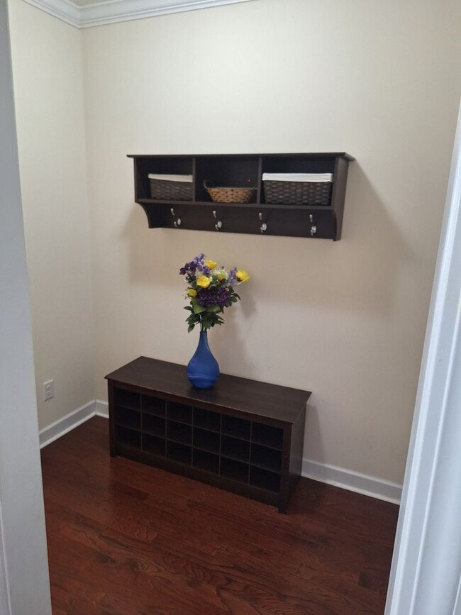 Building Photo - MARCH MOVE IN SPECIAL - $300 off FIRST FUL...