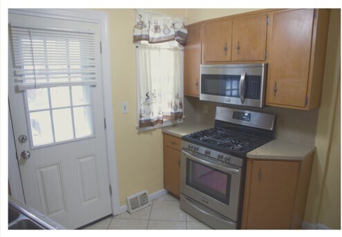 Building Photo - 754 E Washington Ave