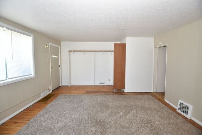 Building Photo - Close to Downtown Mishawaka- 2 bedroom duplex apartment