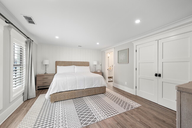 Building Photo - 355 Center St