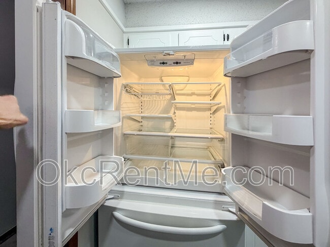 Building Photo - 1104 Spruce Dr