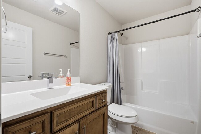 Building Photo - Welcome to this exceptionally well maintained like new home located in the Estates at Morrow Place