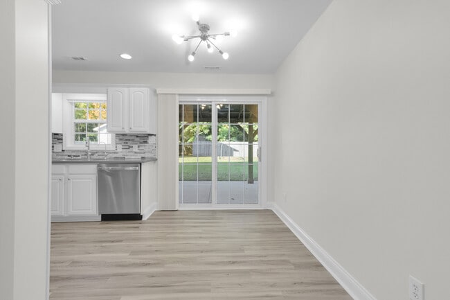 Building Photo - 204 Two Oaks Ct