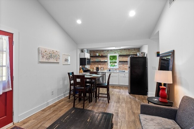 Building Photo - 413 Lockland Dr