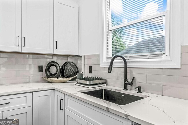 Building Photo - 620 Echo St NW