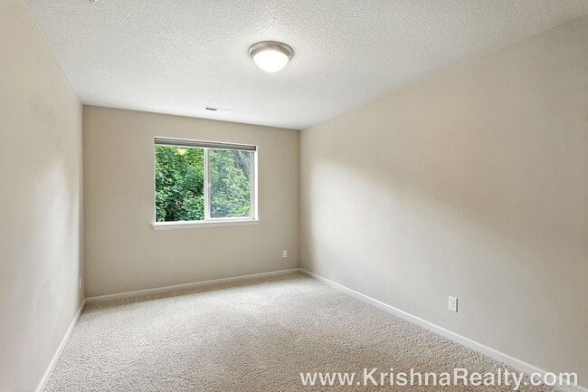 Building Photo - Gorgeous 6 BD* 3 BA* Single Family Home Located In Charming Arbor Meadows In Portland! **Minutes ...