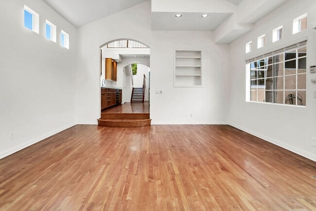 Building Photo - Great detached Home in Pacific Beach! Avai...