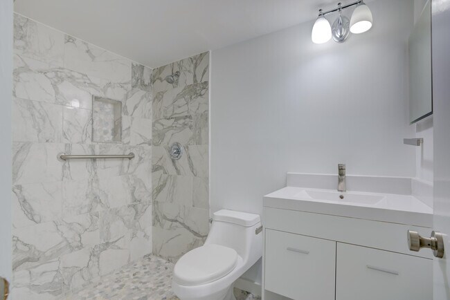 Building Photo - 18081 SE Country Club Dr
