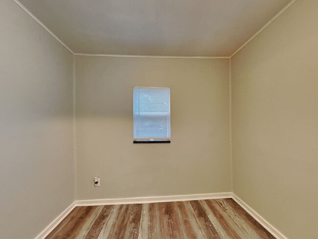 Building Photo - Charming 3 Bed Home with Fenced Yard in Tampa, FL