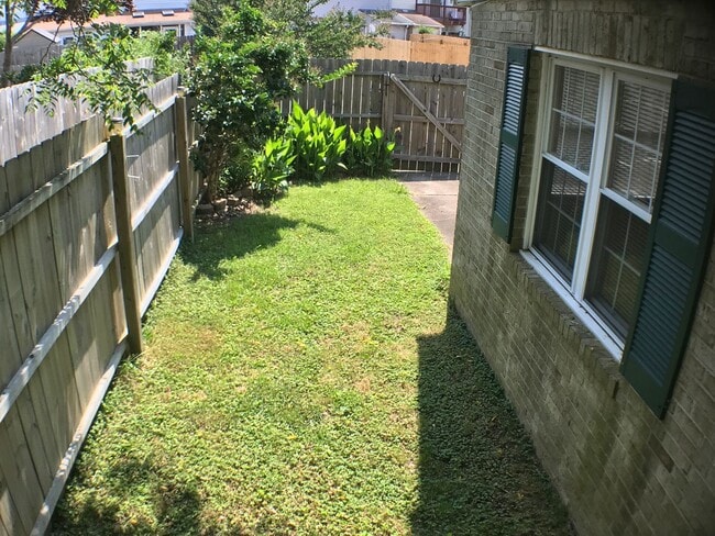 Building Photo - Townhouse Near N Great Neck & VB Blvd
