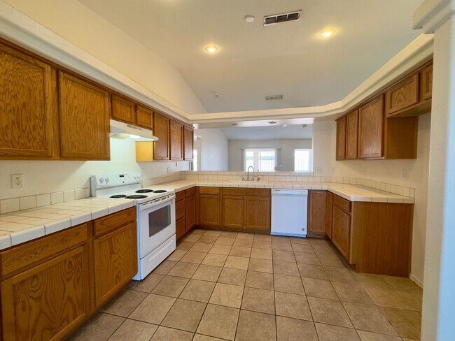 Building Photo - Nice Family Home