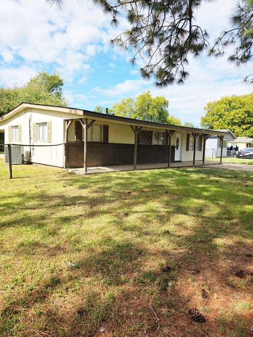 Building Photo - 1301 Meadowview Dr