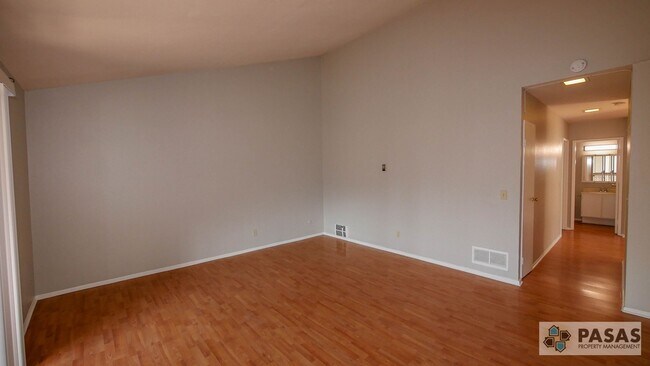 Building Photo - 2nd Floor 3 bed/2 bath Condo!