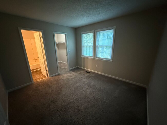 Building Photo - 3346 Oak Trees Ct